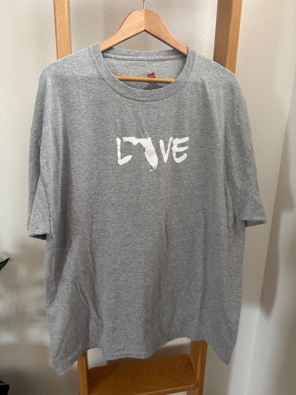 Like new Hanes ComfortSoft Heavyweight 2XL unisex Gray 'LOVE' Florida GraphicTee